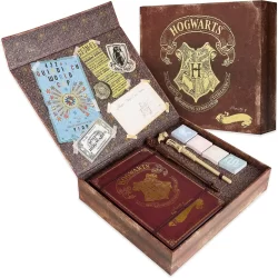 Caja de Harry Potter con cuaderno A5, 2 bolígrafos de varita, papel de escritura, sobres, calcomanías, hojas de calcomanías, notas adhesivas y un compartimento secreto