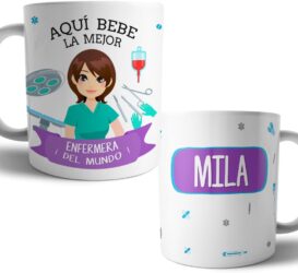 Taza personalizada para enfermeras, con la frase Aquí bebe la mejor enfermera del mundo y el nombre en grande por la parte de atrás de Kartoon Kase